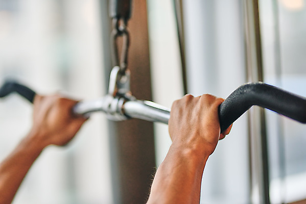 포토 JPG 손 남자 다이어트 근육 실내 건강 한명 20대 성인 아웃포커스 신체부위 운동 건강관리 운동기구 헬스 힘 헬스장 한국인 웨이트트레이닝 보디빌딩 보디빌더 랫풀다운 바디케어 복근 성인남자한명만 국내포토 1 촬영기법 관리 사람 동양인 청년 내부 남자한명만 성인남자만 파일형식