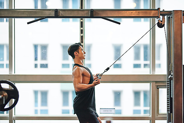 포토 JPG 남자 다이어트 근육 실내 건강 한명 상반신 20대 성인 옆모습 운동 건강관리 운동기구 헬스 힘 헬스장 한국인 당기기 웨이트트레이닝 보디빌딩 보디빌더 랫풀다운 바디케어 복근 성인남자한명만 국내포토 1 뷰포인트 모션 관리 사람 동양인 청년 내부 남자한명만 성인남자만 파일형식