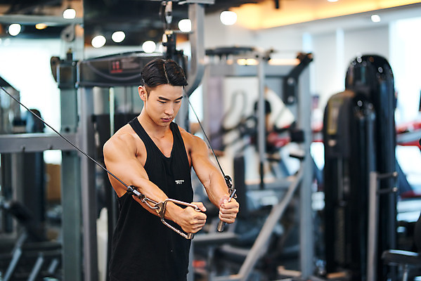 포토 JPG 남자 다이어트 근육 실내 건강 한명 상반신 20대 성인 옆모습 아웃포커스 운동 건강관리 헬스 힘 헬스장 한국인 웨이트트레이닝 보디빌딩 보디빌더 바디케어 복근 성인남자한명만 케이블머신 국내포토 1 뷰포인트 촬영기법 관리 사람 동양인 청년 내부 운동기구 남자한명만 성인남자만 파일형식