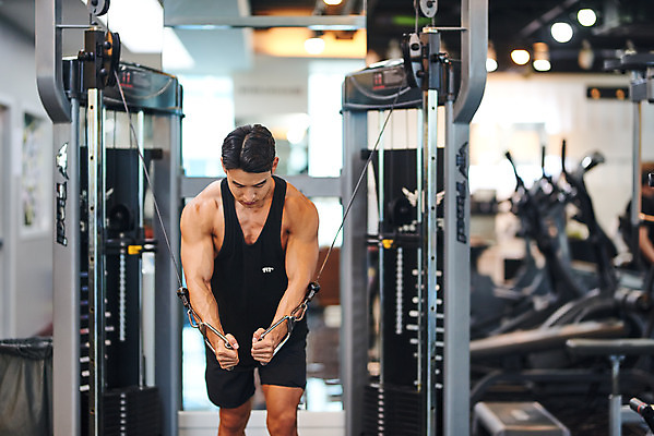 포토 JPG 남자 다이어트 근육 실내 건강 한명 상반신 20대 성인 앞모습 아웃포커스 운동 건강관리 헬스 힘 헬스장 한국인 웨이트트레이닝 보디빌딩 보디빌더 바디케어 복근 성인남자한명만 케이블머신 국내포토 1 뷰포인트 촬영기법 관리 사람 동양인 청년 내부 운동기구 남자한명만 성인남자만 파일형식