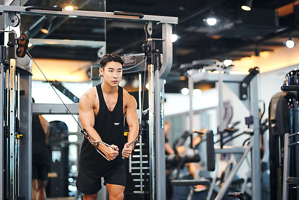 포토 JPG 남자 다이어트 근육 실내 건강 한명 상반신 20대 성인 앞모습 아웃포커스 운동 건강관리 헬스 힘 헬스장 한국인 웨이트트레이닝 보디빌딩 보디빌더 바디케어 복근 성인남자한명만 케이블머신 국내포토 1 뷰포인트 촬영기법 관리 사람 동양인 청년 내부 운동기구 남자한명만 성인남자만 파일형식