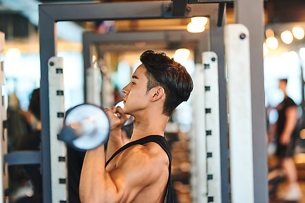 포토 JPG 남자 다이어트 근육 실내 건강 한명 들기 상반신 20대 성인 옆모습 아웃포커스 운동 건강관리 헬스 힘 헬스장 한국인 역기 웨이트트레이닝 보디빌딩 보디빌더 바디케어 복근 성인남자한명만 국내포토 1 뷰포인트 모션 촬영기법 관리 사람 동양인 청년 내부 남자한명만 성인남자만 파일형식