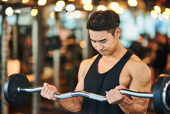 포토 JPG 남자 다이어트 근육 실내 건강 한명 들기 상반신 20대 성인 앞모습 아웃포커스 운동 건강관리 헬스 힘 헬스장 한국인 역기 웨이트트레이닝 보디빌딩 보디빌더 바디케어 복근 성인남자한명만 국내포토 1 뷰포인트 모션 촬영기법 관리 사람 동양인 청년 내부 남자한명만 성인남자만 파일형식