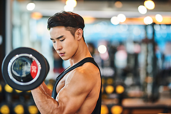 포토 JPG 남자 다이어트 근육 실내 건강 한명 들기 상반신 20대 성인 옆모습 운동 건강관리 헬스 힘 헬스장 한국인 역기 웨이트트레이닝 보디빌딩 보디빌더 바디케어 복근 성인남자한명만 국내포토 1 뷰포인트 모션 관리 사람 동양인 청년 내부 남자한명만 성인남자만 파일형식