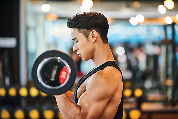 포토 JPG 남자 다이어트 근육 실내 건강 한명 들기 상반신 20대 성인 옆모습 운동 건강관리 헬스 힘 헬스장 한국인 역기 웨이트트레이닝 보디빌딩 보디빌더 바디케어 복근 성인남자한명만 국내포토 1 뷰포인트 모션 관리 사람 동양인 청년 내부 남자한명만 성인남자만 파일형식