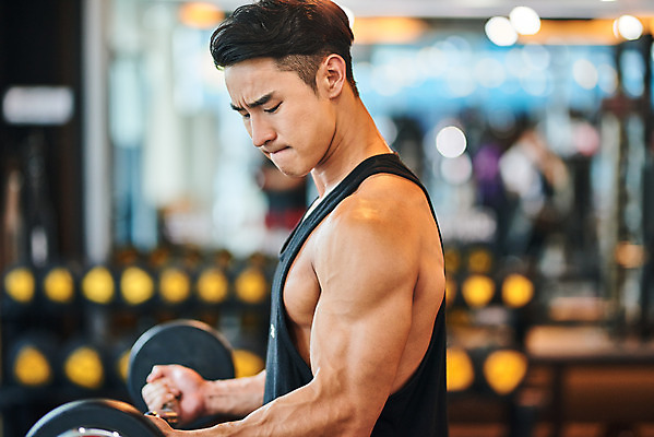 포토 JPG 남자 다이어트 근육 실내 건강 한명 들기 상반신 20대 성인 옆모습 운동 건강관리 헬스 힘 헬스장 한국인 역기 웨이트트레이닝 보디빌딩 보디빌더 바디케어 복근 성인남자한명만 국내포토 1 뷰포인트 모션 관리 사람 동양인 청년 내부 남자한명만 성인남자만 파일형식