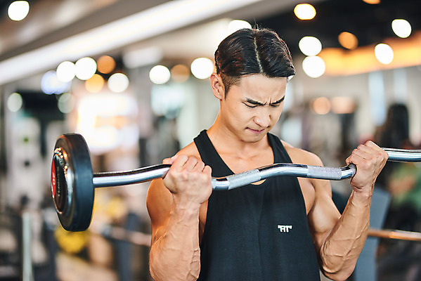 포토 JPG 남자 다이어트 근육 실내 건강 한명 들기 상반신 20대 성인 앞모습 운동 건강관리 헬스 힘 헬스장 한국인 역기 웨이트트레이닝 보디빌딩 보디빌더 바디케어 복근 성인남자한명만 국내포토 1 뷰포인트 모션 관리 사람 동양인 청년 내부 남자한명만 성인남자만 파일형식