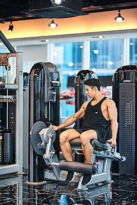 포토 JPG 전신 남자 다이어트 근육 실내 건강 한명 앉기 20대 성인 앞모습 운동 건강관리 운동기구 헬스 힘 헬스장 한국인 웨이트트레이닝 보디빌딩 보디빌더 레그컬 바디케어 복근 성인남자한명만 국내포토 1 뷰포인트 모션 관리 사람 동양인 청년 내부 남자한명만 성인남자만 파일형식