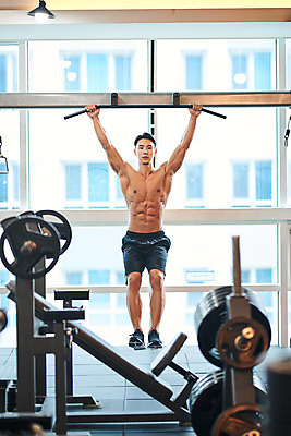 포토 JPG 전신 남자 다이어트 근육 실내 매달리기 건강 한명 20대 성인 앞모습 운동 건강관리 운동기구 헬스 힘 헬스장 한국인 웨이트트레이닝 보디빌딩 보디빌더 바디케어 복근 성인남자한명만 풀업 국내포토 1 뷰포인트 모션 관리 사람 동양인 청년 내부 남자한명만 성인남자만 파일형식