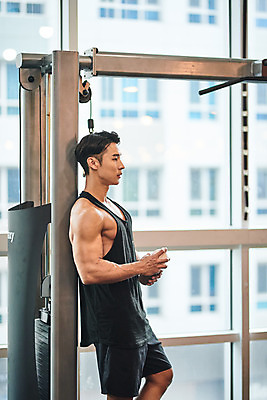 포토 JPG 남자 다이어트 근육 휴식 실내 건강 한명 서기 상반신 20대 성인 옆모습 운동 건강관리 운동기구 헬스 기댐 힘 헬스장 한국인 웨이트트레이닝 보디빌딩 보디빌더 먹기 영양 단백질 바디케어 복근 성인남자한명만 단백질쉐이크 국내포토 1 뷰포인트 컨셉 모션 관리 사람 동양인 청년 내부 쉐이크 영양소 남자한명만 성인남자만 파일형식