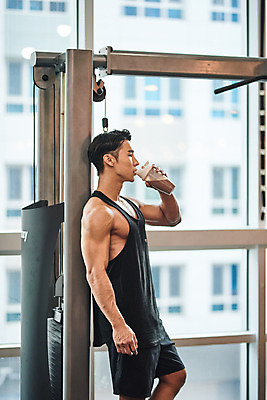 포토 JPG 남자 다이어트 근육 휴식 실내 건강 한명 서기 상반신 20대 성인 옆모습 운동 건강관리 운동기구 헬스 기댐 힘 헬스장 한국인 마시기 웨이트트레이닝 보디빌딩 보디빌더 먹기 영양 단백질 바디케어 복근 성인남자한명만 단백질쉐이크 국내포토 1 뷰포인트 컨셉 모션 관리 사람 동양인 청년 내부 쉐이크 영양소 남자한명만 성인남자만 파일형식