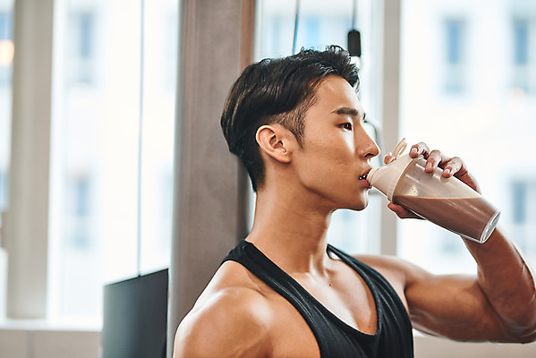 포토 JPG 남자 다이어트 근육 휴식 실내 건강 한명 서기 상반신 20대 성인 옆모습 운동 건강관리 헬스 기댐 힘 헬스장 한국인 마시기 웨이트트레이닝 보디빌딩 보디빌더 먹기 영양 단백질 바디케어 복근 성인남자한명만 단백질쉐이크 국내포토 1 뷰포인트 컨셉 모션 관리 사람 동양인 청년 내부 쉐이크 영양소 남자한명만 성인남자만 파일형식