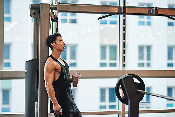 포토 JPG 남자 다이어트 근육 휴식 실내 건강 한명 서기 상반신 20대 성인 옆모습 운동 건강관리 운동기구 헬스 기댐 힘 헬스장 한국인 웨이트트레이닝 보디빌딩 보디빌더 먹기 영양 단백질 바디케어 복근 성인남자한명만 단백질쉐이크 국내포토 1 뷰포인트 컨셉 모션 관리 사람 동양인 청년 내부 쉐이크 영양소 남자한명만 성인남자만 파일형식