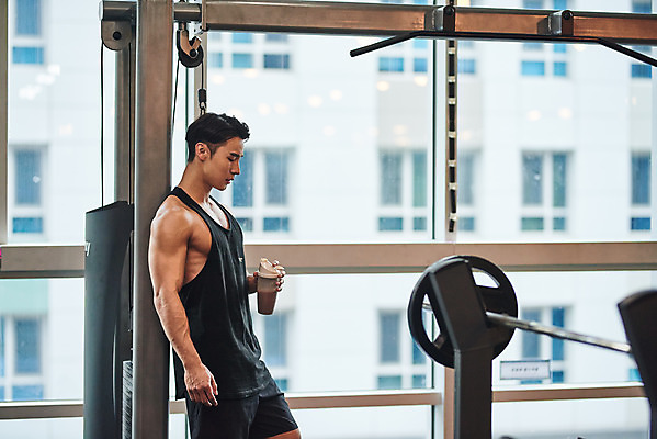 포토 JPG 남자 다이어트 근육 휴식 실내 건강 한명 서기 상반신 20대 성인 옆모습 운동 건강관리 운동기구 헬스 기댐 힘 헬스장 한국인 웨이트트레이닝 보디빌딩 보디빌더 먹기 영양 단백질 바디케어 복근 성인남자한명만 단백질쉐이크 국내포토 1 뷰포인트 컨셉 모션 관리 사람 동양인 청년 내부 쉐이크 영양소 남자한명만 성인남자만 파일형식