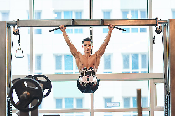 포토 JPG 전신 남자 다이어트 근육 실내 매달리기 건강 한명 20대 성인 앞모습 운동 건강관리 운동기구 헬스 힘 헬스장 한국인 웨이트트레이닝 보디빌딩 보디빌더 바디케어 복근 성인남자한명만 풀업 국내포토 1 뷰포인트 모션 관리 사람 동양인 청년 내부 남자한명만 성인남자만 파일형식