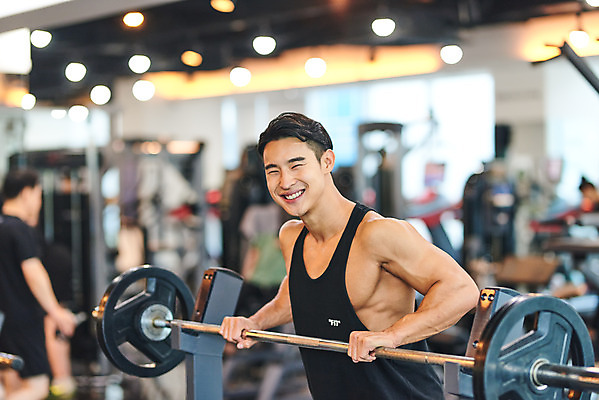 포토 JPG 남자 여유 다이어트 근육 휴식 실내 건강 한명 서기 미소 상반신 20대 성인 앞모습 아웃포커스 운동 건강관리 헬스 힘 헬스장 한국인 역기 웨이트트레이닝 보디빌딩 보디빌더 바디케어 복근 성인남자한명만 국내포토 1 감정 뷰포인트 컨셉 모션 촬영기법 표정 관리 사람 동양인 청년 내부 남자한명만 성인남자만 파일형식