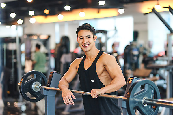 포토 JPG 남자 여유 다이어트 근육 휴식 실내 건강 한명 서기 미소 상반신 20대 성인 앞모습 아웃포커스 운동 건강관리 헬스 힘 헬스장 한국인 역기 웨이트트레이닝 보디빌딩 보디빌더 바디케어 복근 성인남자한명만 국내포토 1 감정 뷰포인트 컨셉 모션 촬영기법 표정 관리 사람 동양인 청년 내부 남자한명만 성인남자만 파일형식