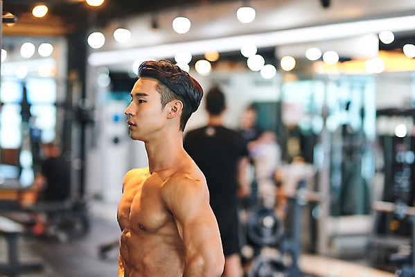포토 JPG 응시 남자 다이어트 근육 실내 건강 한명 상반신 20대 성인 옆모습 아웃포커스 운동 건강관리 헬스 힘 헬스장 한국인 웨이트트레이닝 보디빌딩 보디빌더 바디케어 복근 성인남자한명만 국내포토 1 시선 뷰포인트 촬영기법 관리 사람 동양인 청년 내부 남자한명만 성인남자만 파일형식