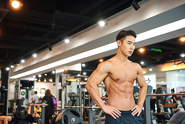 포토 JPG 응시 남자 허리손 다이어트 근육 실내 건강 한명 상반신 20대 성인 앞모습 운동 건강관리 헬스 힘 헬스장 한국인 웨이트트레이닝 보디빌딩 보디빌더 바디케어 복근 성인남자한명만 국내포토 1 시선 뷰포인트 포즈 관리 사람 동양인 청년 내부 남자한명만 성인남자만 파일형식