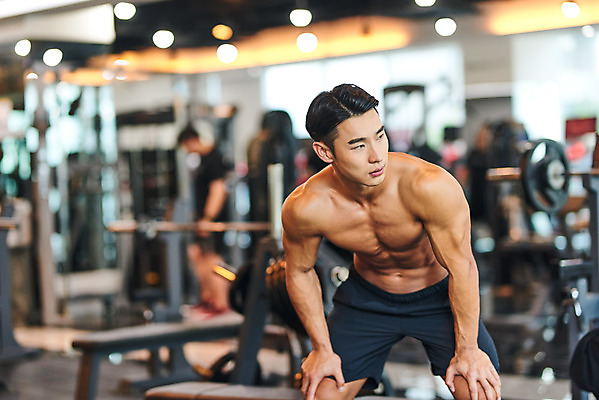 포토 JPG 응시 남자 다이어트 근육 휴식 실내 건강 한명 서기 상반신 20대 성인 앞모습 운동 건강관리 헬스 힘 헬스장 한국인 웨이트트레이닝 보디빌딩 보디빌더 바디케어 복근 성인남자한명만 국내포토 1 시선 뷰포인트 컨셉 모션 관리 사람 동양인 청년 내부 남자한명만 성인남자만 파일형식