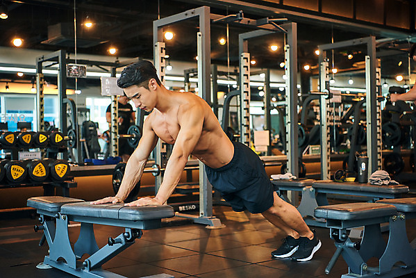 포토 JPG 전신 남자 다이어트 근육 실내 건강 한명 20대 성인 옆모습 운동 건강관리 운동기구 헬스 힘 헬스장 한국인 웨이트트레이닝 보디빌딩 보디빌더 팔굽혀펴기 바디케어 복근 성인남자한명만 맨몸운동 국내포토 1 뷰포인트 관리 사람 동양인 청년 내부 남자한명만 성인남자만 파일형식