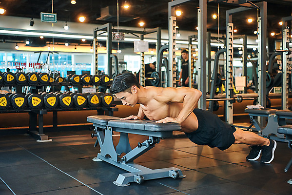 포토 JPG 전신 남자 다이어트 근육 실내 건강 한명 20대 성인 옆모습 운동 건강관리 운동기구 헬스 힘 헬스장 한국인 웨이트트레이닝 보디빌딩 보디빌더 팔굽혀펴기 바디케어 복근 성인남자한명만 맨몸운동 국내포토 1 뷰포인트 관리 사람 동양인 청년 내부 남자한명만 성인남자만 파일형식