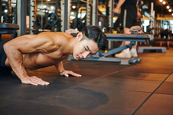 포토 JPG 남자 다이어트 근육 실내 건강 한명 상반신 20대 성인 옆모습 운동 건강관리 헬스 힘 헬스장 한국인 웨이트트레이닝 보디빌딩 보디빌더 팔굽혀펴기 바디케어 복근 성인남자한명만 맨몸운동 국내포토 1 뷰포인트 관리 사람 동양인 청년 내부 남자한명만 성인남자만 파일형식