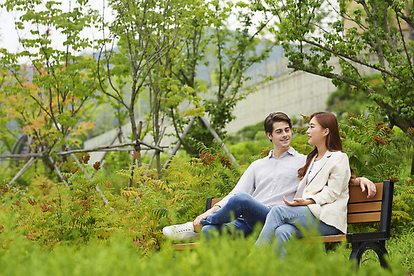 포토 JPG 주간 전신 서양인 외국인 나무 커플 응시 공원 여자 남자 커플라이프 벤치 데이트 휴식 사랑 앉기 20대 성인 야외 두명 앞모습 옆모습 30대 다정 한국인 다문화 국제결혼 성인만 국제커플 국내포토 자연요소 식물 라이프스타일 시선 공공시설 감정 뷰포인트 결혼 컨셉 의자 관계 모션 사람 동양인 인종 청년 장년 사회이슈 파일형식