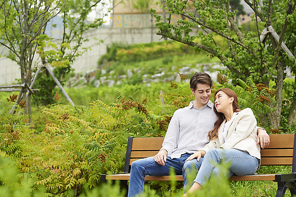 포토 JPG 주간 서양인 외국인 나무 커플 공원 여자 남자 커플라이프 벤치 데이트 휴식 사랑 앉기 상반신 20대 성인 야외 두명 앞모습 30대 기댐 다정 한국인 다문화 국제결혼 성인만 국제커플 국내포토 자연요소 식물 라이프스타일 공공시설 감정 뷰포인트 결혼 컨셉 의자 관계 모션 사람 동양인 인종 청년 장년 사회이슈 파일형식