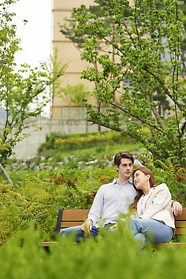 포토 JPG 주간 서양인 외국인 나무 커플 공원 여자 남자 커플라이프 벤치 데이트 휴식 사랑 앉기 상반신 20대 성인 야외 두명 앞모습 30대 기댐 다정 한국인 다문화 국제결혼 성인만 국제커플 국내포토 자연요소 식물 라이프스타일 공공시설 감정 뷰포인트 결혼 컨셉 의자 관계 모션 사람 동양인 인종 청년 장년 사회이슈 파일형식