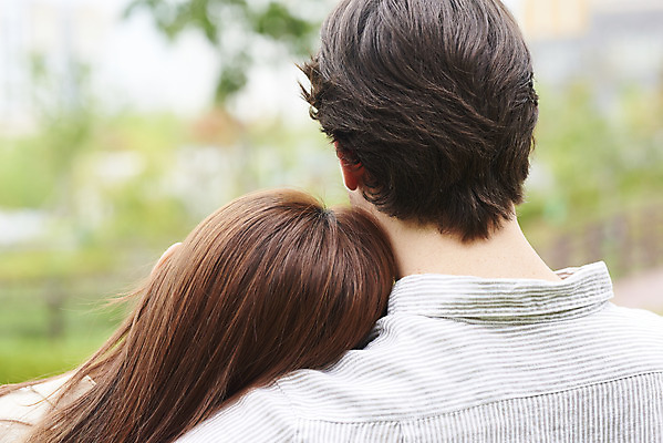 포토 JPG 주간 서양인 외국인 커플 공원 여자 남자 커플라이프 데이트 휴식 사랑 근접촬영 20대 성인 야외 두명 뒷모습 아웃포커스 30대 기댐 다정 한국인 다문화 국제결혼 성인만 국제커플 국내포토 자연요소 라이프스타일 공공시설 감정 뷰포인트 결혼 컨셉 관계 모션 촬영기법 사람 동양인 인종 청년 장년 사회이슈 파일형식