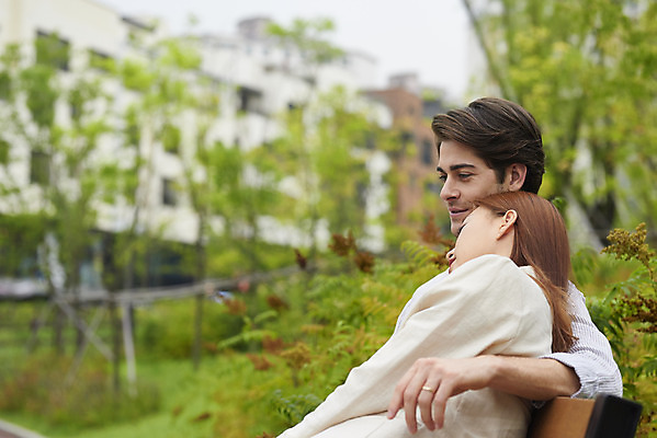 포토 JPG 주간 서양인 외국인 나무 커플 공원 여자 남자 커플라이프 벤치 데이트 휴식 사랑 앉기 상반신 20대 성인 야외 두명 옆모습 아웃포커스 30대 기댐 다정 한국인 다문화 국제결혼 성인만 국제커플 국내포토 자연요소 식물 라이프스타일 공공시설 감정 뷰포인트 결혼 컨셉 의자 관계 모션 촬영기법 사람 동양인 인종 청년 장년 사회이슈 파일형식