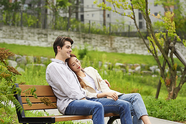 포토 JPG 주간 서양인 외국인 나무 커플 공원 여자 남자 커플라이프 벤치 데이트 휴식 사랑 미소 앉기 상반신 20대 성인 야외 두명 옆모습 30대 기댐 다정 한국인 다문화 국제결혼 성인만 국제커플 국내포토 자연요소 식물 라이프스타일 공공시설 감정 뷰포인트 결혼 컨셉 의자 관계 모션 표정 사람 동양인 인종 청년 장년 사회이슈 파일형식