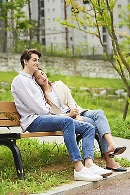 포토 JPG 주간 전신 서양인 외국인 나무 커플 공원 여자 남자 커플라이프 벤치 데이트 휴식 사랑 미소 앉기 20대 성인 야외 두명 옆모습 30대 기댐 다정 한국인 다문화 국제결혼 성인만 국제커플 국내포토 자연요소 식물 라이프스타일 공공시설 감정 뷰포인트 결혼 컨셉 의자 관계 모션 표정 사람 동양인 인종 청년 장년 사회이슈 파일형식