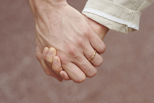 포토 JPG 주간 서양인 외국인 손 커플 공원 여자 남자 커플라이프 데이트 휴식 사랑 근접촬영 20대 성인 야외 두명 신체부위 30대 손잡기 다정 한국인 반지 다문화 국제결혼 성인만 국제커플 국내포토 자연요소 라이프스타일 공공시설 감정 뷰포인트 결혼 컨셉 장신구 관계 모션 사람 동양인 인종 청년 장년 사회이슈 파일형식