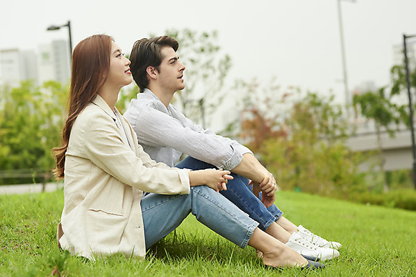 포토 JPG 주간 전신 서양인 외국인 커플 응시 공원 여자 남자 커플라이프 데이트 휴식 사랑 앉기 잔디 20대 성인 야외 두명 옆모습 30대 다정 한국인 다문화 국제결혼 성인만 국제커플 국내포토 자연요소 식물 라이프스타일 시선 공공시설 감정 뷰포인트 결혼 컨셉 관계 모션 사람 동양인 인종 청년 장년 사회이슈 파일형식