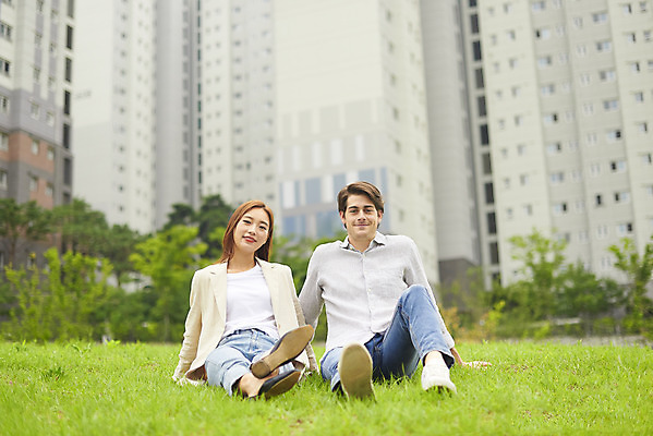 포토 JPG 주간 전신 서양인 외국인 커플 공원 여자 남자 커플라이프 데이트 휴식 아파트 사랑 미소 앉기 잔디 20대 성인 야외 두명 앞모습 30대 다정 한국인 다문화 국제결혼 성인만 국제커플 국내포토 자연요소 식물 라이프스타일 공공시설 감정 뷰포인트 결혼 컨셉 관계 모션 주택 표정 사람 동양인 인종 청년 장년 사회이슈 파일형식