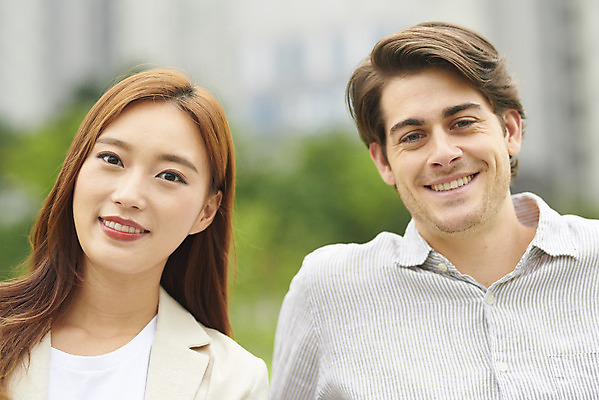 포토 JPG 주간 서양인 외국인 커플 공원 여자 남자 커플라이프 데이트 휴식 사랑 미소 앉기 잔디 상반신 20대 성인 야외 두명 앞모습 아웃포커스 30대 다정 한국인 다문화 국제결혼 성인만 국제커플 국내포토 자연요소 식물 라이프스타일 공공시설 감정 뷰포인트 결혼 컨셉 관계 모션 촬영기법 표정 사람 동양인 인종 청년 장년 사회이슈 파일형식