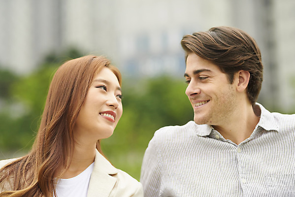 포토 JPG 주간 서양인 외국인 커플 공원 여자 남자 커플라이프 데이트 휴식 사랑 미소 앉기 잔디 상반신 20대 성인 야외 두명 앞모습 아웃포커스 30대 마주보기 다정 한국인 다문화 국제결혼 성인만 국제커플 국내포토 자연요소 식물 라이프스타일 공공시설 감정 뷰포인트 결혼 컨셉 관계 모션 촬영기법 표정 사람 동양인 인종 청년 장년 사회이슈 파일형식