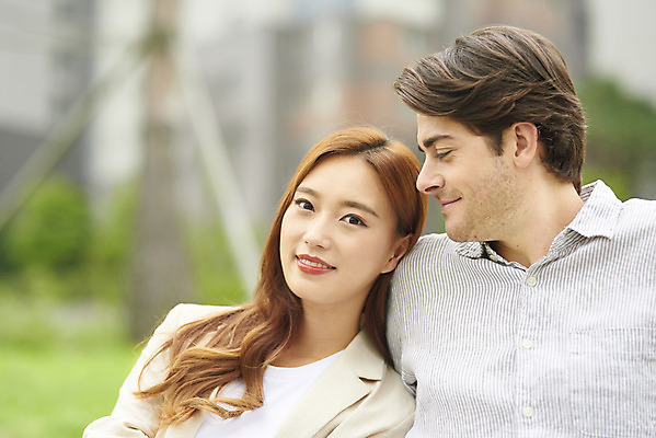 포토 JPG 주간 서양인 외국인 커플 응시 공원 여자 남자 커플라이프 데이트 휴식 사랑 미소 앉기 잔디 20대 성인 야외 두명 앞모습 아웃포커스 30대 기댐 다정 한국인 다문화 국제결혼 성인만 국제커플 국내포토 자연요소 식물 라이프스타일 시선 공공시설 감정 뷰포인트 결혼 컨셉 관계 모션 촬영기법 표정 사람 동양인 인종 청년 장년 사회이슈 파일형식