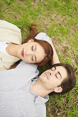 포토 JPG 주간 서양인 외국인 커플 공원 여자 남자 커플라이프 데이트 휴식 사랑 잔디 20대 성인 야외 두명 앞모습 30대 눕기 눈감음 다정 한국인 다문화 국제결혼 성인만 국제커플 국내포토 자연요소 식물 라이프스타일 공공시설 감정 뷰포인트 결혼 컨셉 관계 모션 사람 동양인 인종 청년 장년 사회이슈 파일형식