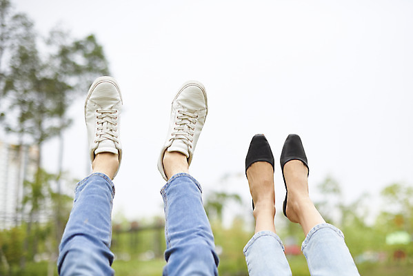 포토 JPG 주간 서양인 외국인 커플 공원 여자 남자 커플라이프 데이트 휴식 사랑 잔디 20대 성인 야외 두명 아웃포커스 30대 다정 한국인 하반신 다문화 국제결혼 다리들기 성인만 국제커플 국내포토 자연요소 식물 라이프스타일 공공시설 감정 결혼 컨셉 관계 모션 촬영기법 사람 동양인 인종 청년 장년 사회이슈 파일형식