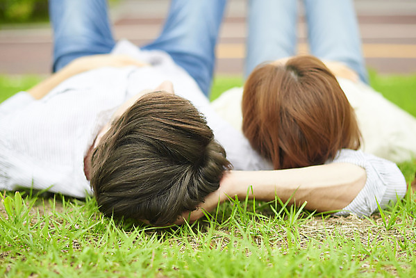 포토 JPG 주간 서양인 외국인 커플 공원 여자 남자 커플라이프 데이트 휴식 사랑 잔디 상반신 20대 성인 야외 두명 아웃포커스 30대 눕기 다정 한국인 다문화 국제결혼 성인만 국제커플 국내포토 자연요소 식물 라이프스타일 공공시설 감정 결혼 컨셉 관계 모션 촬영기법 사람 동양인 인종 청년 장년 사회이슈 파일형식