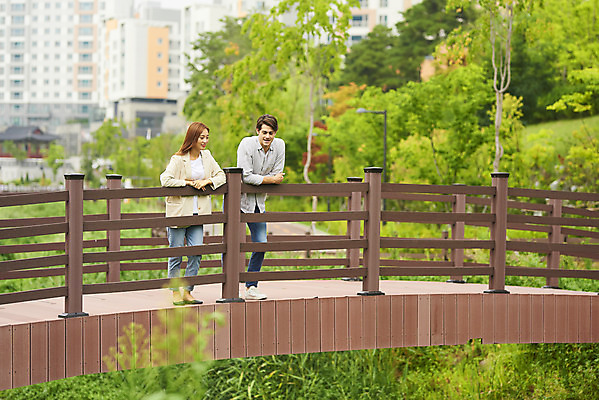 포토 JPG 주간 전신 서양인 외국인 나무 커플 공원 여자 남자 커플라이프 데이트 휴식 사랑 서기 20대 성인 야외 두명 앞모습 30대 다정 한국인 다문화 국제결혼 가교 성인만 국제커플 국내포토 자연요소 식물 라이프스타일 건축물 공공시설 감정 뷰포인트 결혼 컨셉 관계 모션 사람 동양인 인종 청년 장년 사회이슈 파일형식