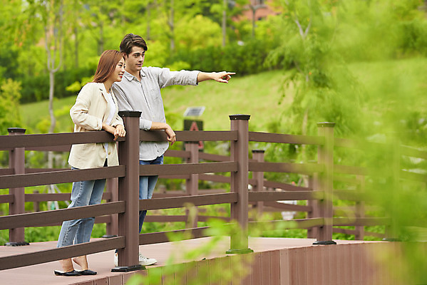 포토 JPG 주간 전신 서양인 외국인 나무 커플 공원 여자 남자 커플라이프 데이트 휴식 사랑 서기 20대 성인 야외 두명 옆모습 30대 다정 한국인 가리킴 다문화 국제결혼 가교 성인만 국제커플 국내포토 자연요소 식물 라이프스타일 건축물 공공시설 감정 뷰포인트 결혼 컨셉 관계 모션 사람 동양인 인종 손짓 청년 장년 사회이슈 파일형식