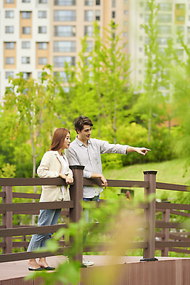 포토 JPG 주간 전신 서양인 외국인 나무 커플 공원 여자 남자 커플라이프 데이트 휴식 사랑 서기 20대 성인 야외 두명 옆모습 30대 다정 한국인 다문화 국제결혼 가교 성인만 국제커플 국내포토 자연요소 식물 라이프스타일 건축물 공공시설 감정 뷰포인트 결혼 컨셉 관계 모션 사람 동양인 인종 청년 장년 사회이슈 파일형식