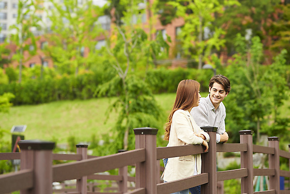 포토 JPG 주간 서양인 외국인 나무 커플 공원 여자 남자 커플라이프 데이트 휴식 사랑 서기 미소 20대 성인 야외 두명 옆모습 30대 마주보기 다정 한국인 다문화 국제결혼 가교 성인만 국제커플 국내포토 자연요소 식물 라이프스타일 건축물 공공시설 감정 뷰포인트 결혼 컨셉 관계 모션 표정 사람 동양인 인종 청년 장년 사회이슈 파일형식