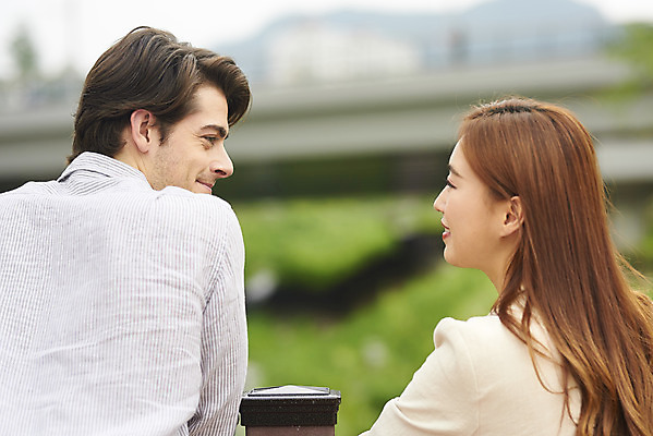 포토 JPG 주간 서양인 외국인 커플 응시 공원 여자 남자 커플라이프 데이트 휴식 사랑 서기 미소 20대 성인 야외 두명 뒷모습 아웃포커스 30대 마주보기 다정 한국인 다문화 국제결혼 성인만 국제커플 국내포토 자연요소 라이프스타일 시선 공공시설 감정 뷰포인트 결혼 컨셉 관계 모션 촬영기법 표정 사람 동양인 인종 청년 장년 사회이슈 파일형식