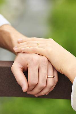 포토 JPG 주간 서양인 외국인 손 커플 공원 여자 남자 커플라이프 데이트 휴식 사랑 근접촬영 20대 성인 야외 두명 신체부위 30대 손잡기 다정 한국인 반지 다문화 국제결혼 성인만 국제커플 국내포토 자연요소 라이프스타일 공공시설 감정 뷰포인트 결혼 컨셉 장신구 관계 모션 사람 동양인 인종 청년 장년 사회이슈 파일형식