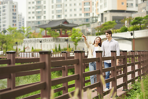 포토 JPG 주간 전신 서양인 외국인 커플 공원 여자 남자 커플라이프 데이트 휴식 사랑 20대 성인 야외 두명 앞모습 30대 걷기 다정 한국인 가리킴 다문화 국제결혼 가교 성인만 국제커플 국내포토 자연요소 라이프스타일 건축물 공공시설 감정 뷰포인트 결혼 컨셉 관계 모션 사람 동양인 인종 손짓 청년 장년 사회이슈 파일형식